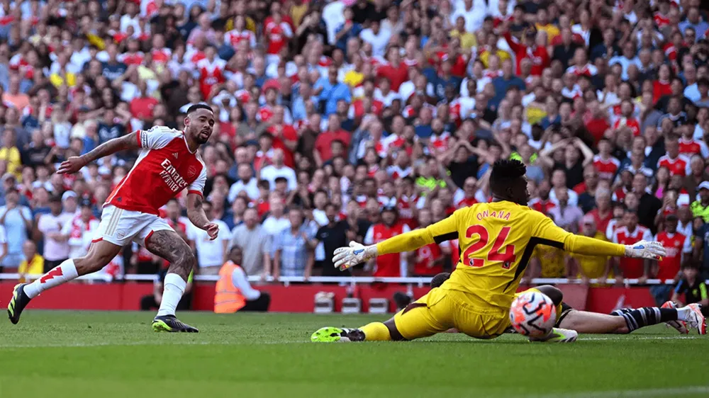 Thủ môn số một Onana không ra sân cho Man United một thời gian dài là thiệt thòi lớn cho Quỷ đỏ. Ảnh: GETTY. ten-hag-onana-1.png