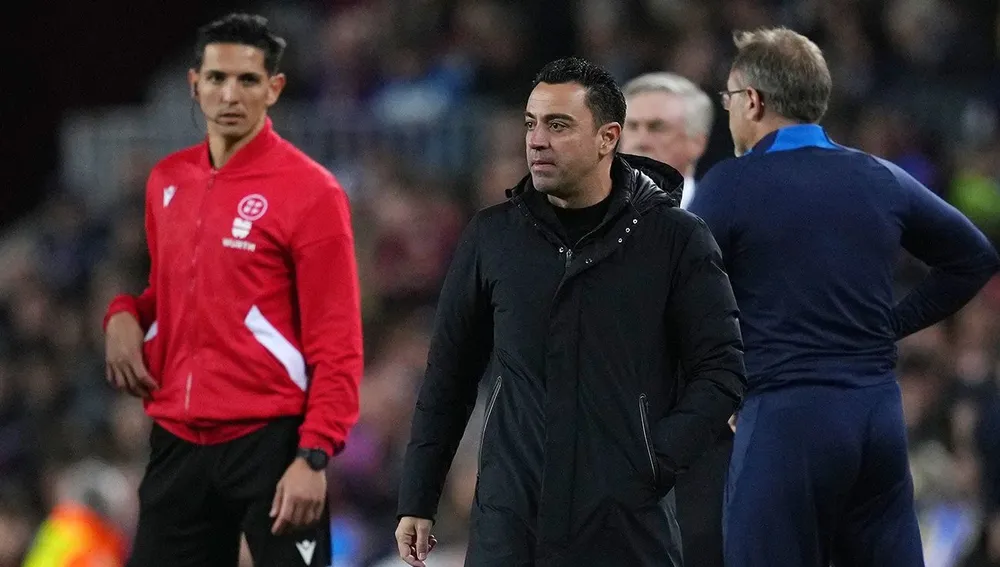 HLV Xavi có thể tìm đường rời Barca do chưa có tiếng nói chung với cấp trên. Ảnh: GETTY. xavi-barca.png