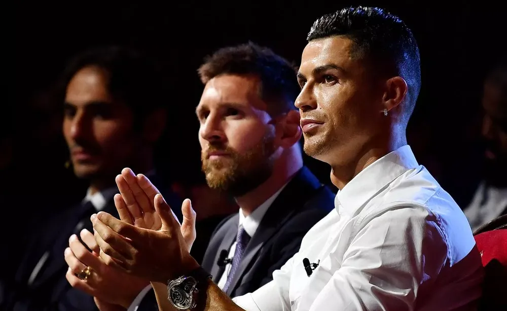 Ronaldo gặp mùa thất bát so với Messi khi trượt Quả bóng vàng lẫn giải xuất sắc nhất năm của FIFA. Ảnh: GETTY. messi-ronaldo-1.png