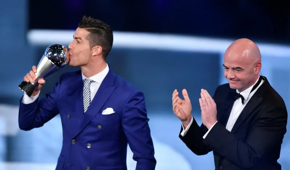 Ronaldo không có tên trong danh sách Cầu thủ hay nhất năm của FIFA. Ảnh: GETTY. ronaldo-messi-fifa.jpg