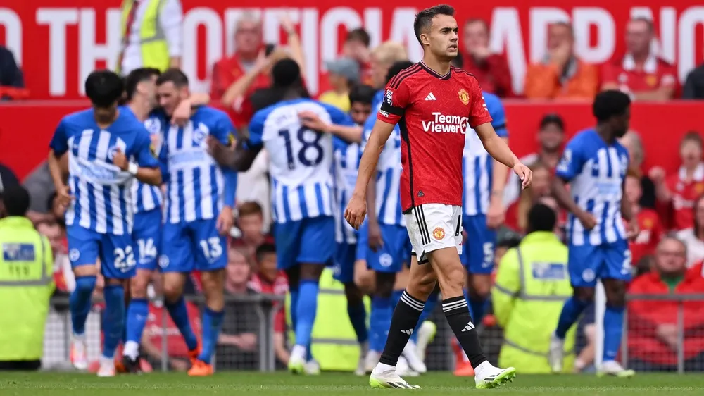 Man United gục ngã 1-3 đau đớn trên sân nhà trước Brighton. Ảnh: GETTY. Hojlund-ten-hag-1.png