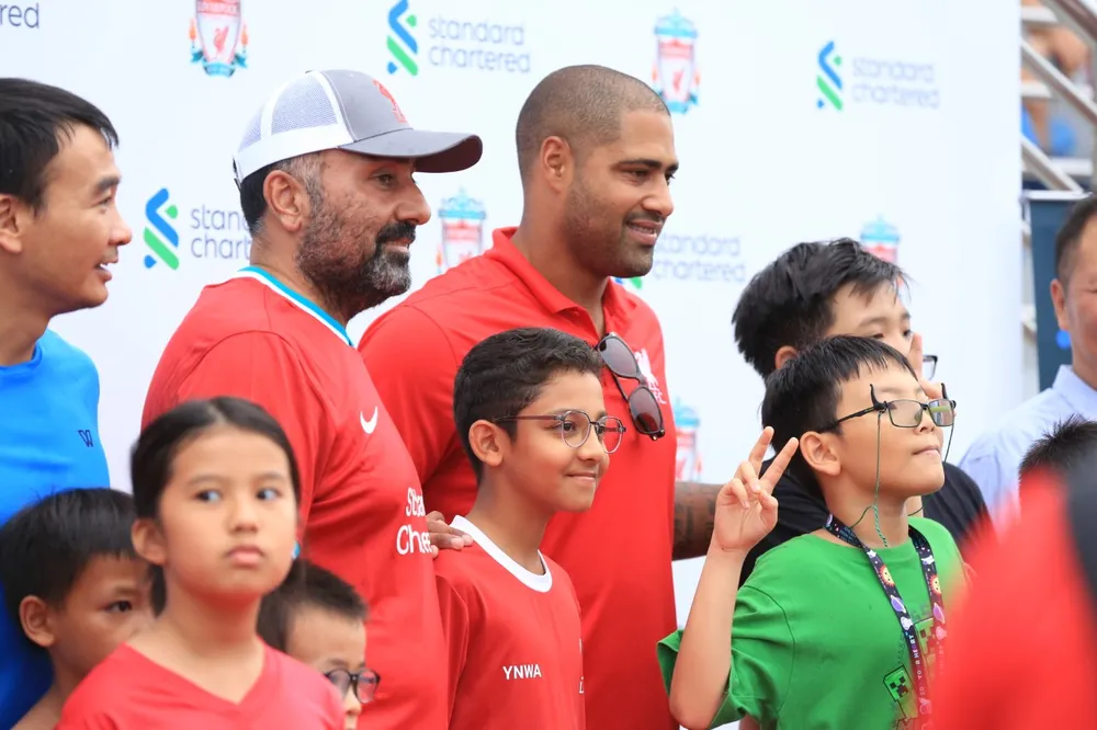 Huyền thoại Glen Johnson của Liverpool đến sân theo dõi trận chung kết Standard Chartered 2023 và giao lưu với trẻ em đam mê bóng đá. Ảnh: SONG VIỆT. glen-liverpool.jpg