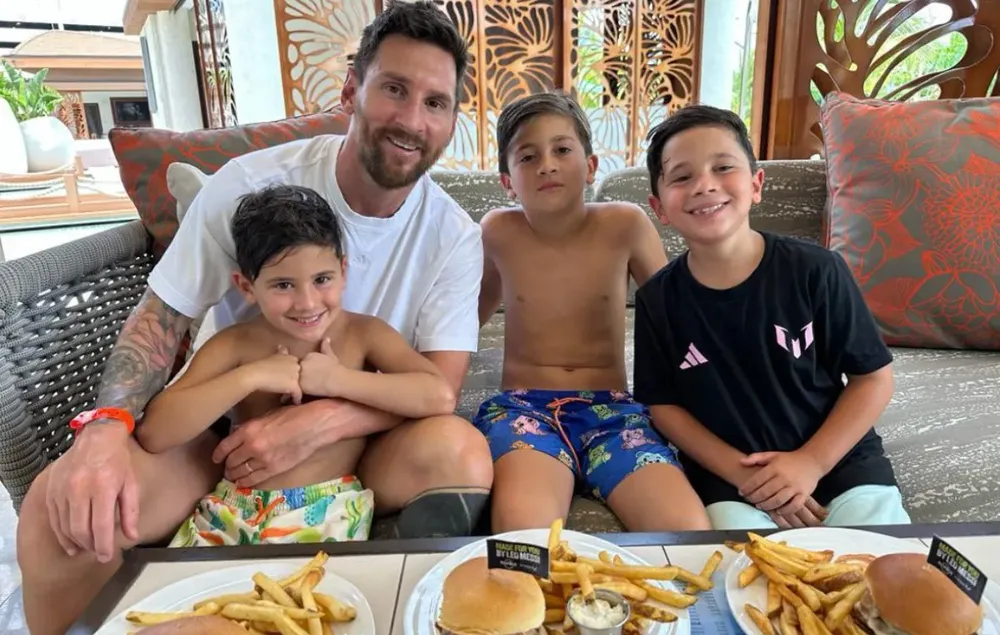 Messi ăn uống đơn giản với các con và không kiêng đồ ngọt như... Ronaldo. Ảnh: GETTY. Messi-Miami-2.png