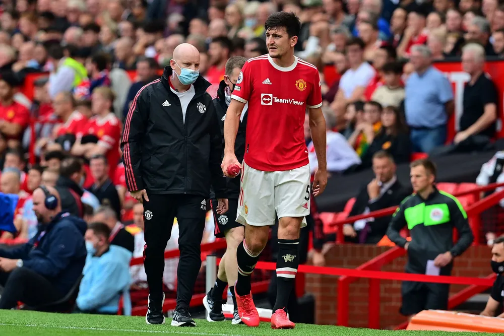 Maguire bị bắt gặp rời khỏi sân Old Trafford khi trận đấu còn 15 phút nữa mới kết thúc. Ảnh: GETTY. mu-maguire-1.png