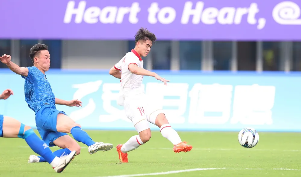 Các tuyển thủ trẻ Việt Nam rút ra nhiều bài học trong trận thắng dễ Mông Cổ 4-2. Ảnh: VFF. khang-vie.jpg