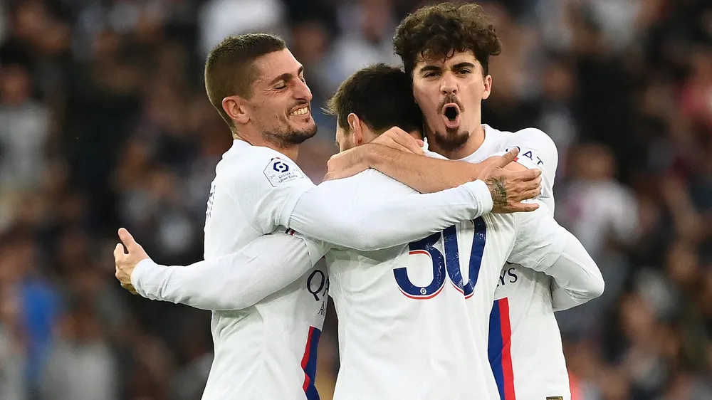 Tiền vệ Vitinha đã lên tiếng phủ nhận mọi cáo buộc Messi xúc phạm anh khi còn ở PSG. Ảnh: GETTY. Messi-vitinha.jpg