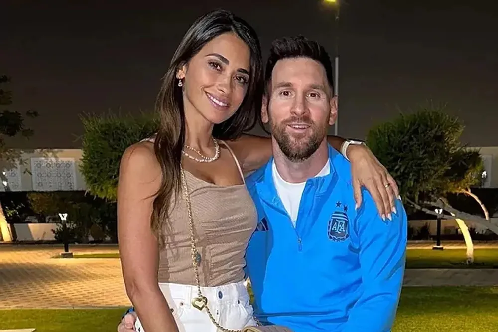 Messi luôn ngưỡng mộ người vợ Antonela khi chăm sóc cho ba con trai của anh rất tốt. Ảnh: GETTY. Messi-Antonela.jpg