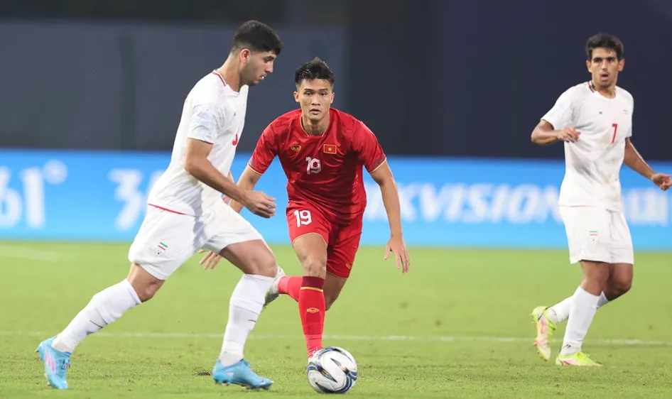 Olympic Việt Nam sau trận thua Iran 0-4 đang gặp nhiều bất lợi nhưng tất cả đều mong sẽ lách qua khe cửa hẹp. Ảnh: VFF. olymoic-vie-2.jpeg