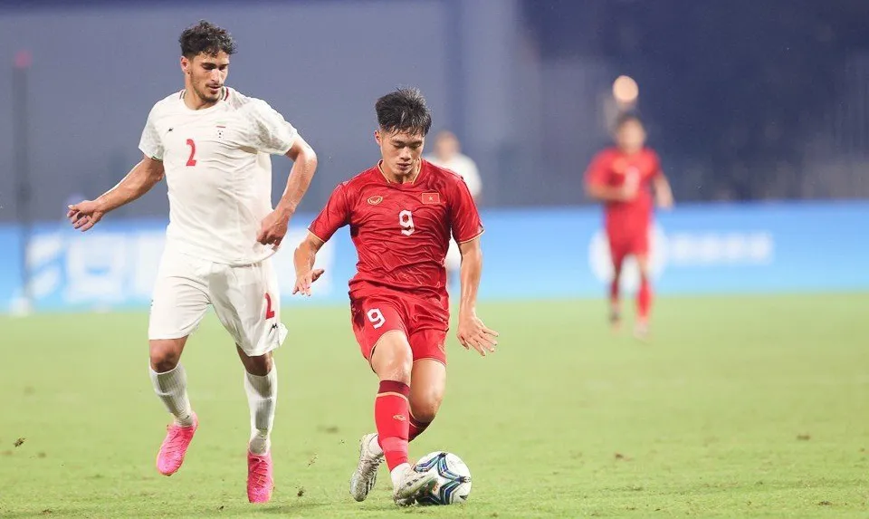 Quốc Việt đã ghi hai bàn thắng cho Olympic Việt Nam ở trận mở màn qua mặt Olympic Mông Cổ 4-2. Ảnh: VFF. olymoic-vie-3.jpeg
