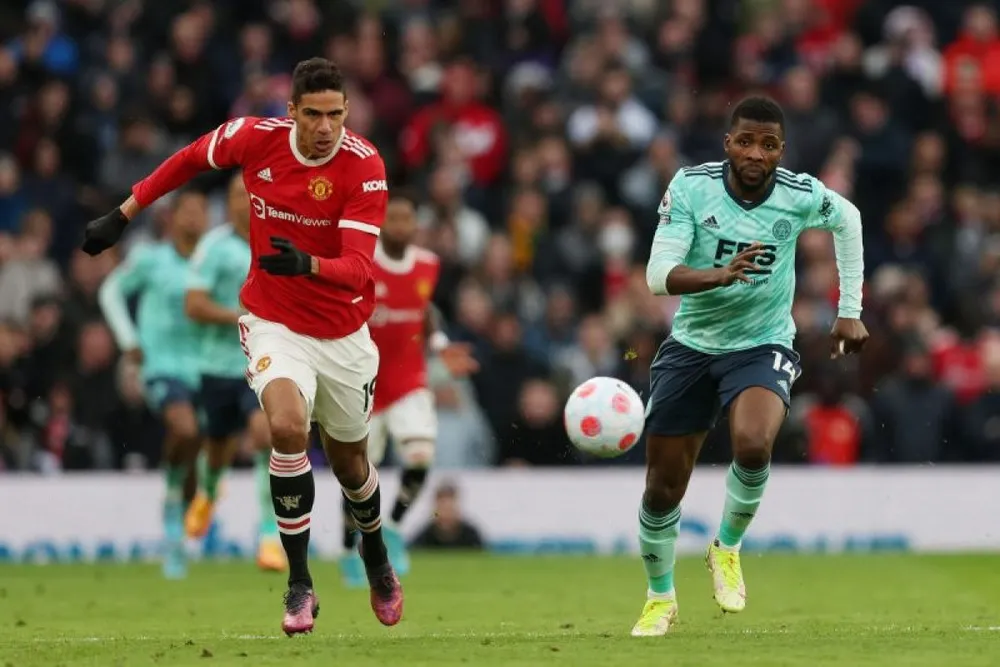 Vắng trung vệ thép Varane, hàng thủ Man United trở nên lỏng lẻo khi ông Ten Hag không còn tin tưởng Maguire. Ảnh: GETTY. Varane-Man-United.jpg