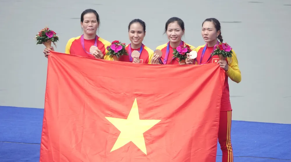 Bốn cô gái Đua thuyền đã giành chiếc huy chương đầu tiên cho thể thao Việt Nam tại đấu trường lớn châu Á. Ảnh: HA. huy-chuong-asiad-1.jpg