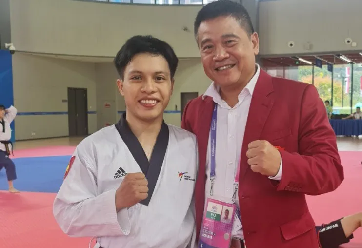 Phó trưởng phòng thể thao thành tích cao 1 Vũ Xuân Thành chúc mừng võ sĩ Trần Hồ Duy đã chắc chắn giành huy chương đồng Taekwondo. Ảnh: HA. teakwondo-vn.jpg