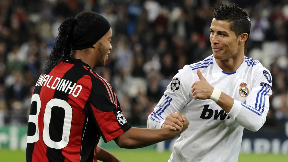 Chân sút người Brazil suy tưởng anh và Ronaldo chơi chung sẽ trở thành cặp bài trùng hay nhất thế giới. Ảnh: GETTY. ronaldo-ronaldinho-1.jpg