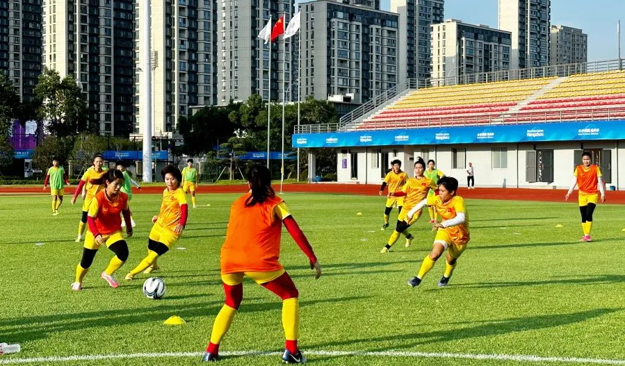 Đá với đối thủ lớn Nhật Bản, các cô gái Việt Nam sẽ phải chơi phòng ngự nhiều hơn. Ảnh: VFF. vie-bangladesh-1.jpg