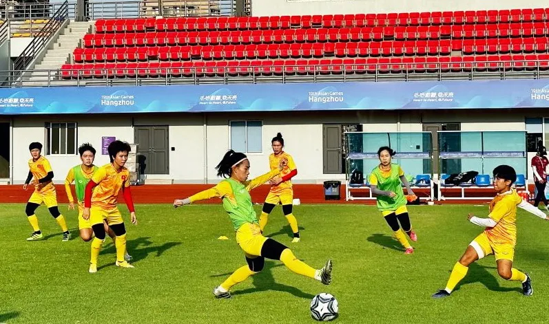 Các tuyển thủ nữ Việt Nam đã thắng hai trận nhưng chưa chắc có suất vào tứ kết ASIAD 19. Ảnh: VFF. vie-bangladesh-2.jpg