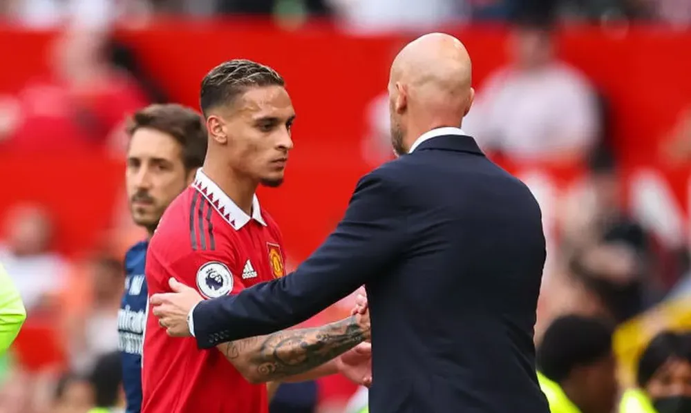 Antony đã tập luyện trở lại với Man United và nếu sẵn sàng sẽ chiếm một suất ra sân thi đấu với Crystal Palace. Ảnh: GETTY. antony-ten-hag.jpg