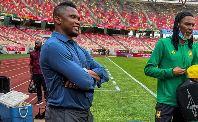 Eto'o thăm đội tuyển Cameroon trong kỳ World Cup 2022. Ảnh: GETTY. etoo-cameroon.jpg