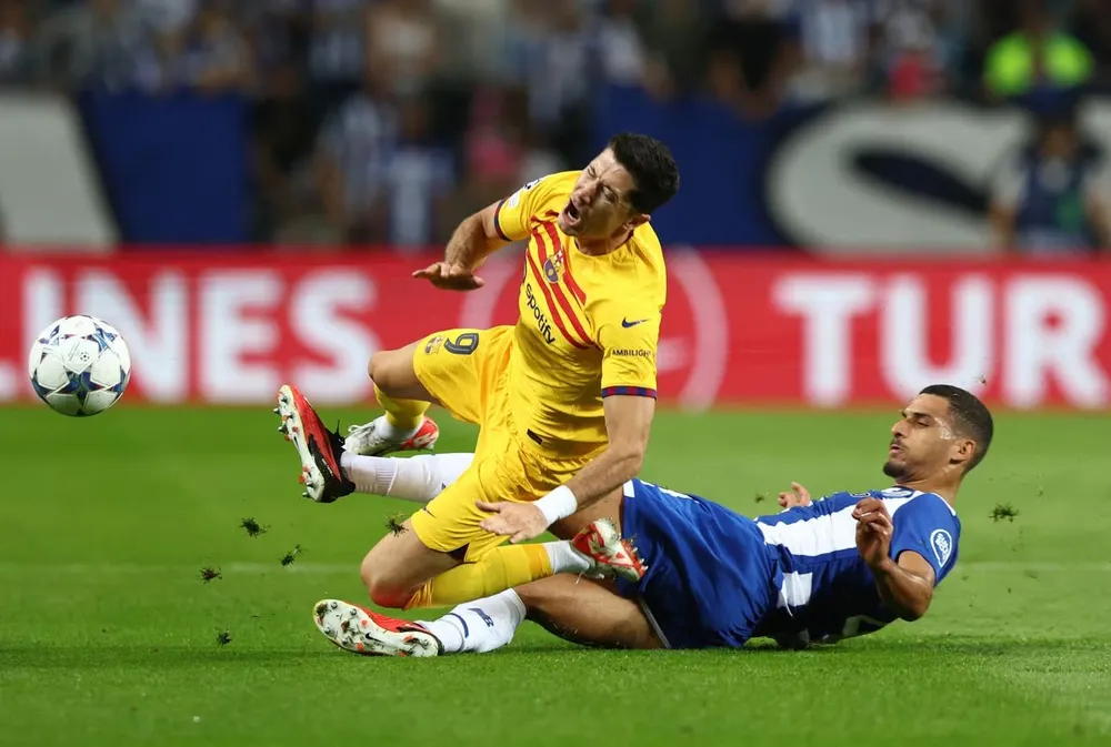 Lewandowski gặp chấn thương phải rời sân trong trận Barca thắng Porto 1-0 ở đấu trường Champions League. Ảnh: GETTY. lewan-barca-1.png