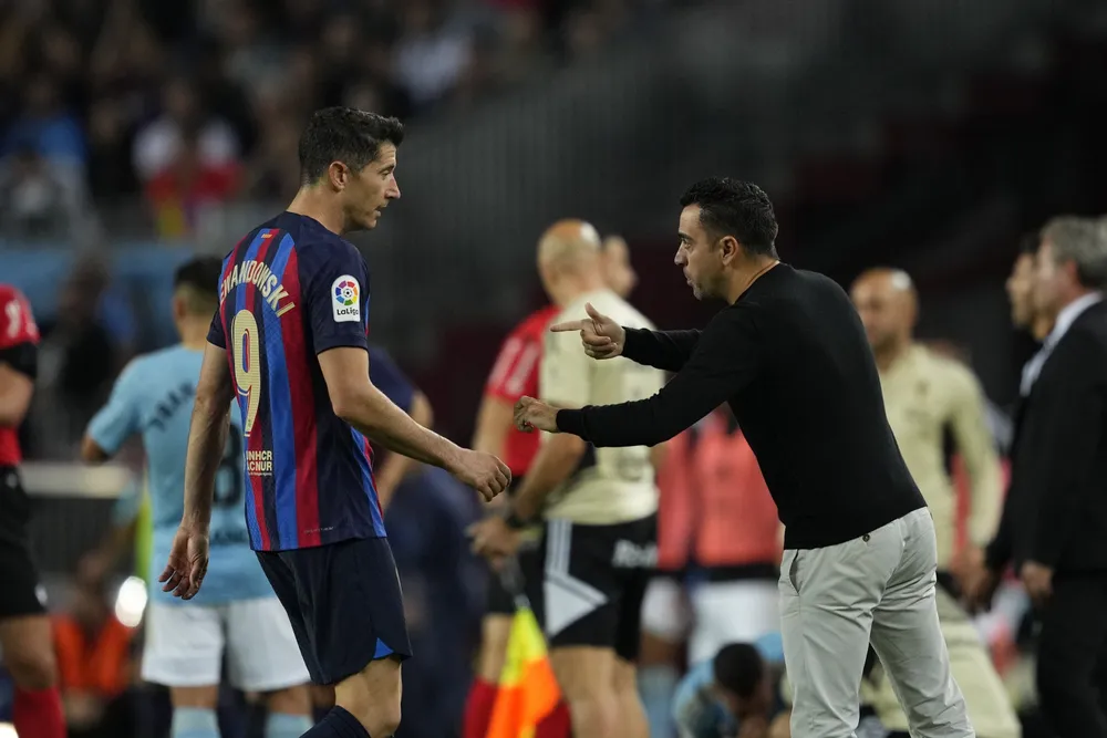 HLV Xavi gặp nhiều khó khăn khi thiếu vắng chân sút số một của mình dự kiến trong một tháng. Ảnh: GETTY. xavi-lewy.jpg