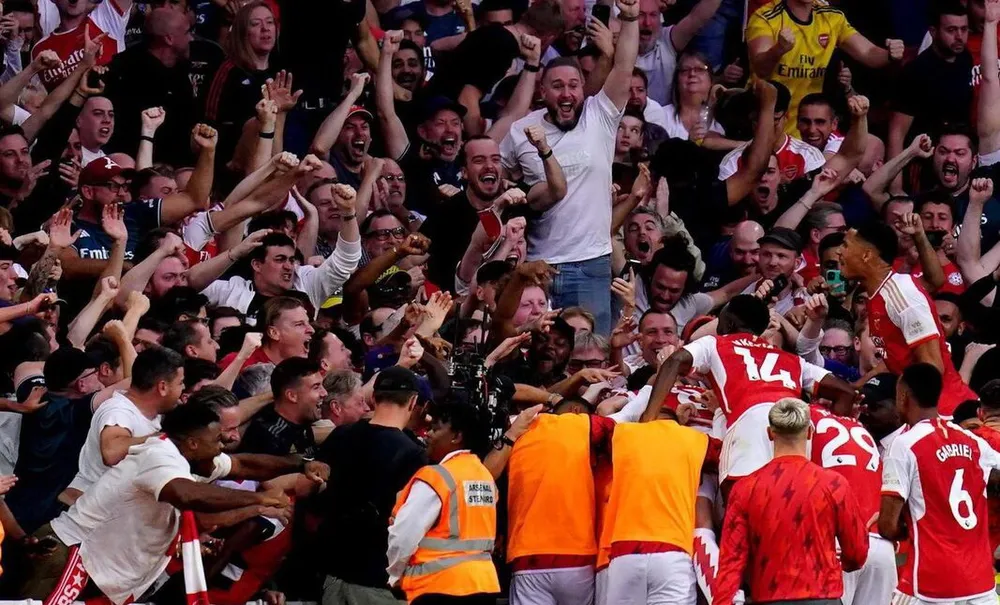Các cầu thủ Arsenal cuồng nhiệt chia vui bàn thắng cùng giới hâm mộ trên sân Emirates sau khi đánh bại nhà vô địch Premier League. Ảnh: GETTY. Arsenal-man-city.jpg