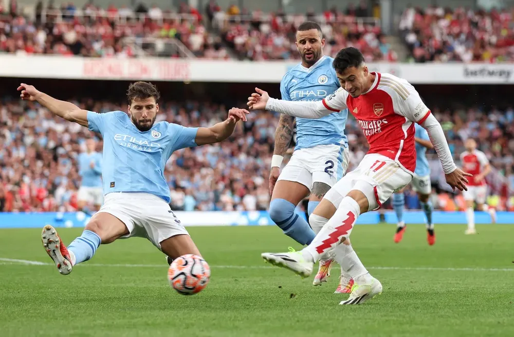 Cú sút của cầu thủ vừa vào sân thay người Gabriel Martinelli trúng mặt hậu vệ Man City đổi hướng đã tạo ra bàn thắng duy nhất cho Arsenal. Ảnh: GETTY. Arsenal-man-city-pep.jpg