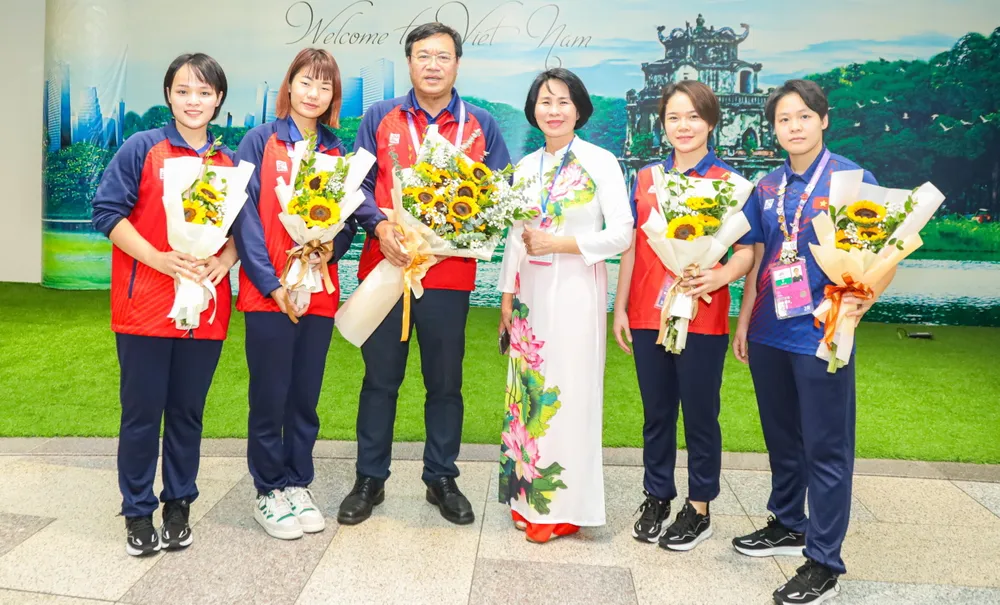 Trưởng đoàn TTVN Đặng Hà Việt cùng các thành viên vừa từ Trung Quốc trở về sau ASIAD 19. Ảnh: HA. danng-ha-viet.jpg