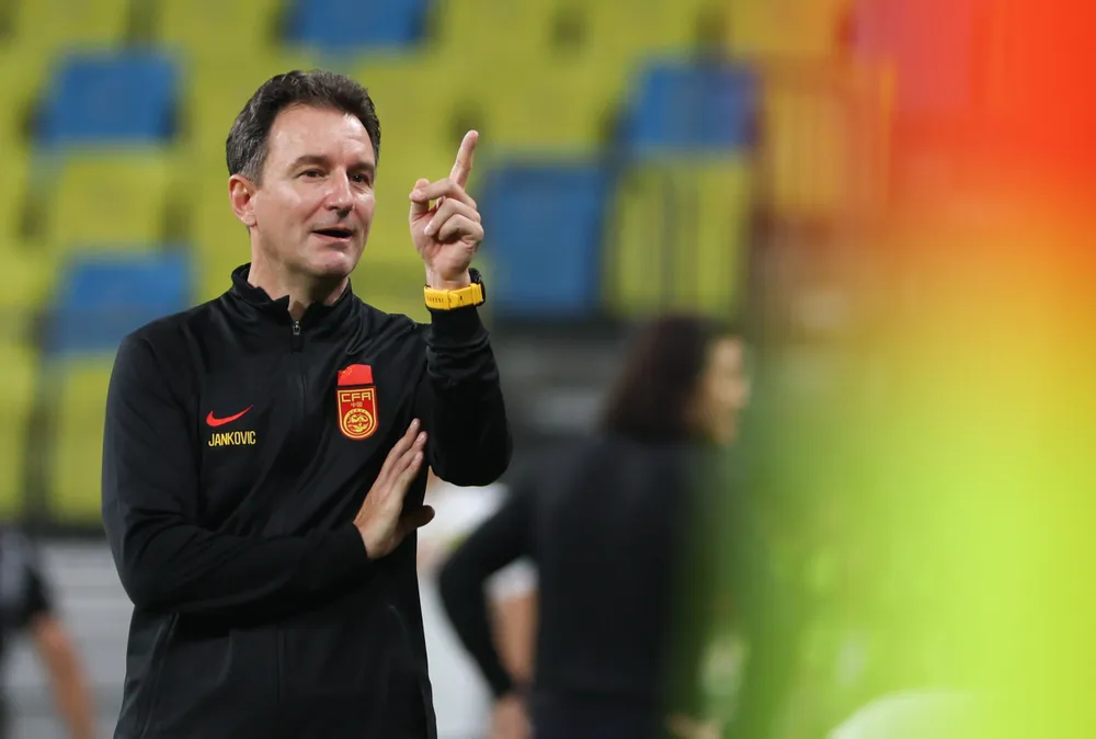 HLV Jankovic đang gánh chịu nhiều áp lực ở đội tuyển Trung Quốc sau hai trận gần nhất hòa Malaysia 1-1 và thua Syria 0-1. Ảnh: CCT. hlv-chia.jpeg