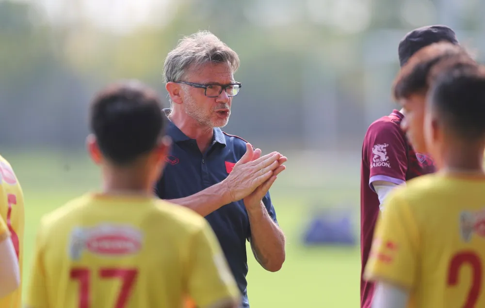 HLV Troussier nói rõ giấc mơ chinh phục World Cup với các học trò và cần hoàn thiện mình hơn ở những trận giao hữu. Ảnh: CCT. u-22-vie-21.jpg