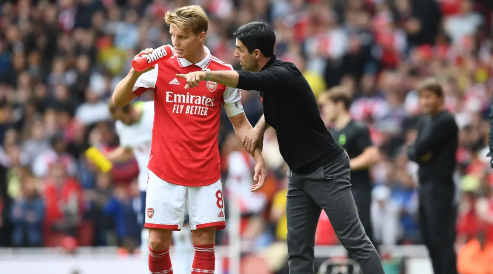 HLV Arteta không ngần ngại chọn tuyển thủ trẻ người Na Uy là thủ quân đội bóng lớn thành London. Ảnh: GETTY. arteta-arsenal.jpg