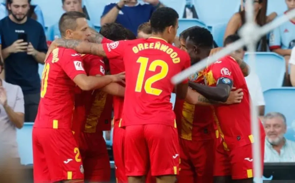 Chân sút trẻ người Anh ăn mừng bàn thắng với đồng đội Getafe trong trận hòa Celta Vigo 2-2. Ảnh: GETTY. greenwood-getafe-1.jpg