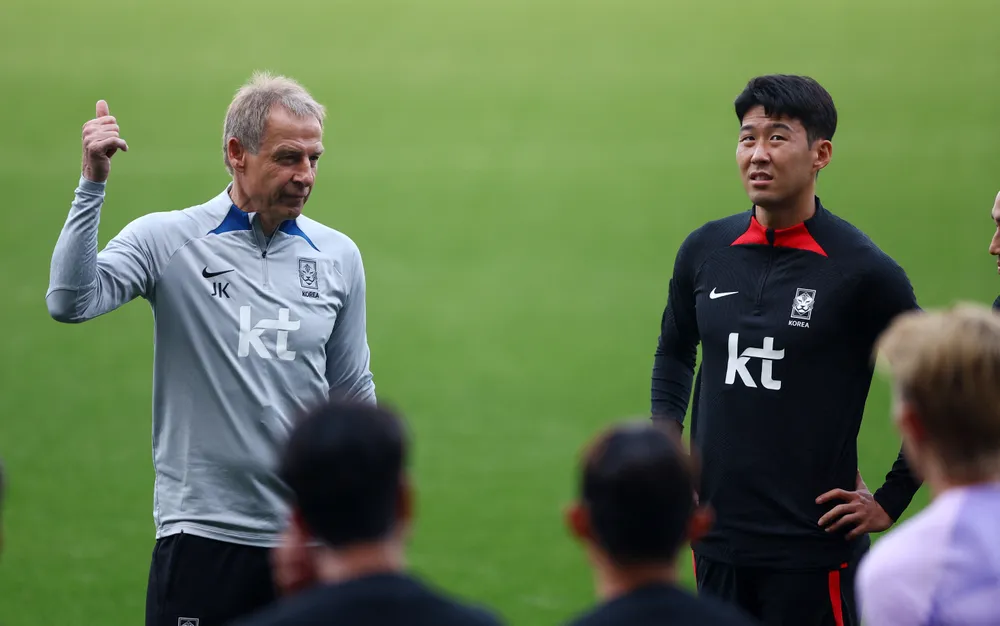 HLV Klinsmann mong muốn ngôi sao Son Heung-min và đội tuyển Hàn Quốc có trận thắng thứ hai trong dịp FIFA Days, sau trận đại thắng Tunisia 4-0 ngày 13-10. Ảnh: AN. klinsmann-lee-1-7915-7378.jpg