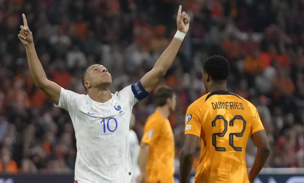 Tiền đạo trẻ người Pháp hai lần phá lưới đội tuyển Hà Lan ở vòng loại Euro 2024. Ảnh: GETTY. mbappe-netherland.jpg