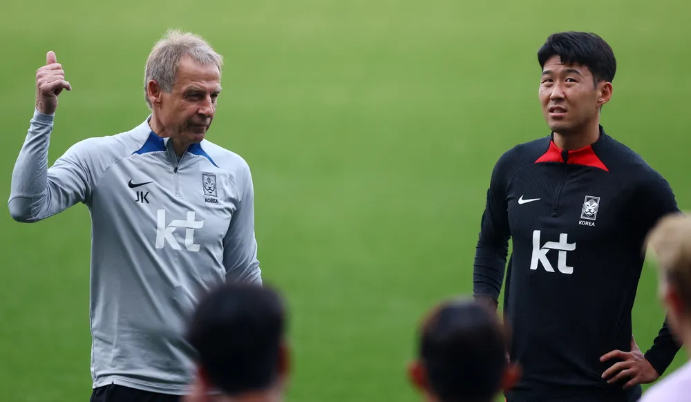 HLV Klinsmann không chắc Son Heung-min có thi đấu ở trận gặp Việt Nam hay không, do anh đang bị chấn thương cơ háng. Ảnh: AN. Klinsmann-Son.jpg