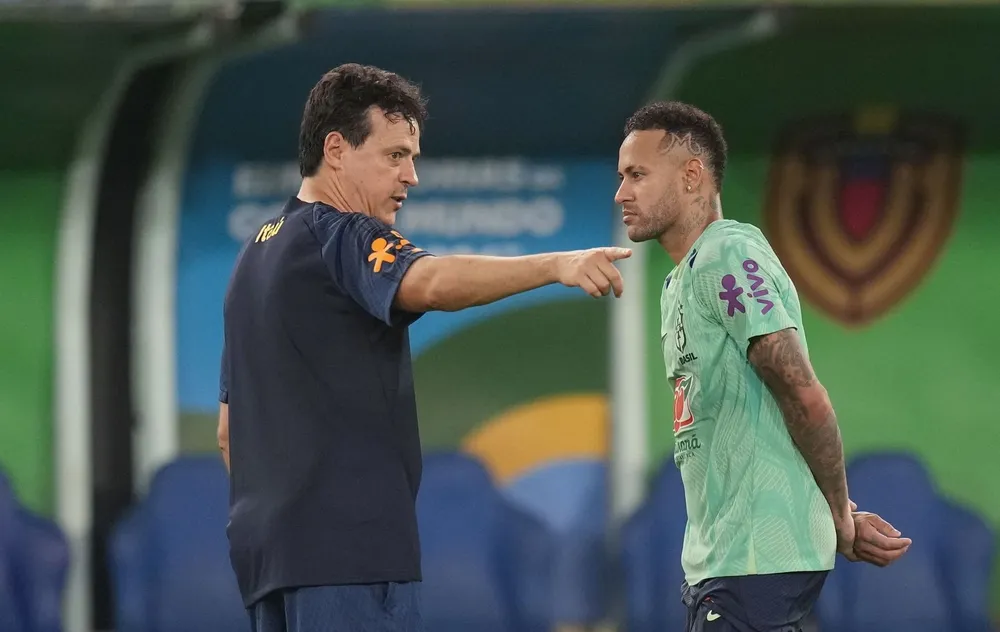 HLV tạm quyền Diniz che chở cho Neymar trước búa rìu dư luận. Ảnh: GETTY. diniz-neymar.png