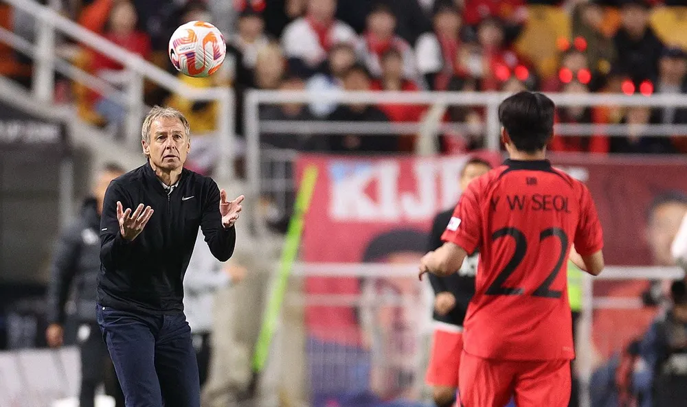 HLV Klinsmann đánh giá cao màn trình diễn của các học trò với cơn mưa gôn 6 bàn vào lưới tuyển Việt Nam. Ảnh: GETTY. klinsmann-korea.jpg
