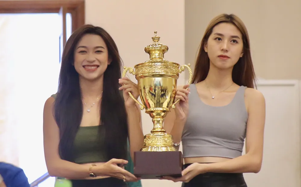 Chiếc cúp rất đẹp sẽ khắc tên nhà vô địch Faith Saigon Super Cup 2023 ngay sau trận chung kết. Ảnh: AC. NDB_7445.JPG