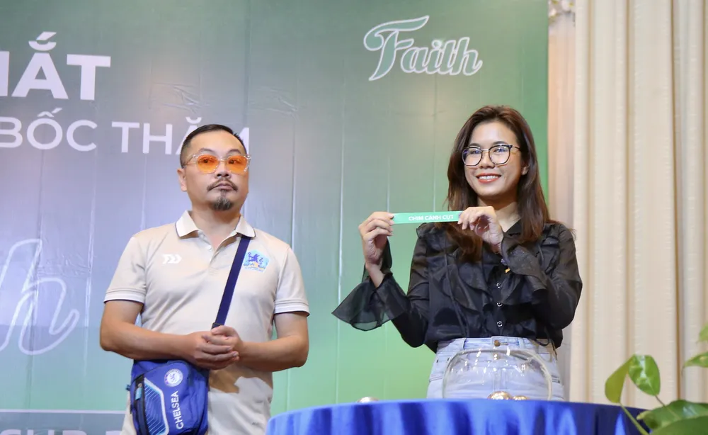 Nhà báo Đỗ Hoàng và đại diện nhà tài trợ bốc thăm chia bảng Giải bóng đá 7 người tranh cúp Nước thể thao Faith 2023. Ảnh: SC. NDB_7563.JPG