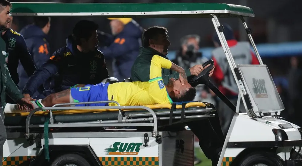 Neymar bị chấn thương nặng phải rời sân khi chưa hết hiệp một trận Brazil thua chủ nhà Uruguay 0-2. Ảnh: GETTY. neymar-brazil.-1jpg.jpg