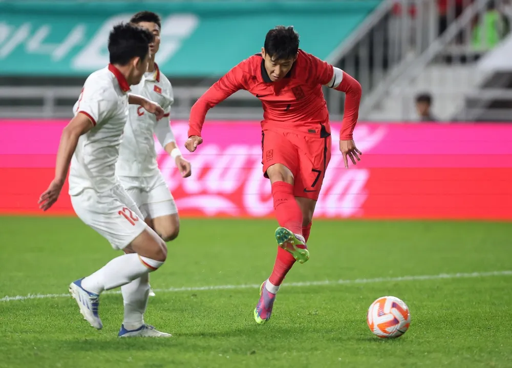 Son Heung-min vừa ghi bàn, vừa kiến tạo trong trận đấu một chiều. Ảnh: AN. son-goal.jpg