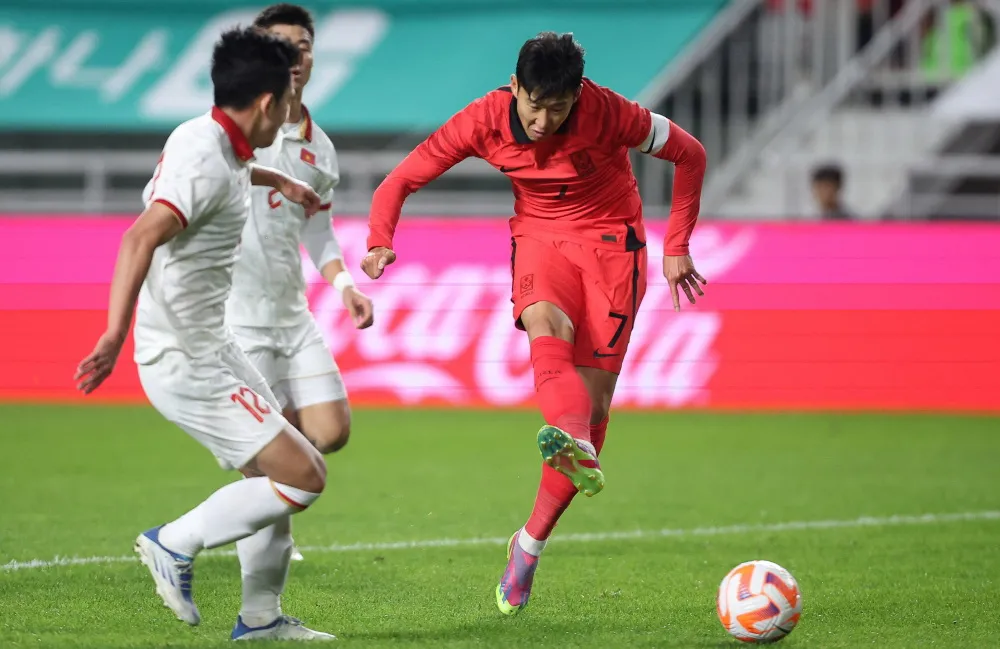 Son Heung-min đã xin HLV Klinsmann cho anh đá chính trận tiếp Việt Nam và đội trưởng Tottenham đã ghi một bàn thắng cùng một kiến tạo. Ảnh: AN. son-goal.jpg
