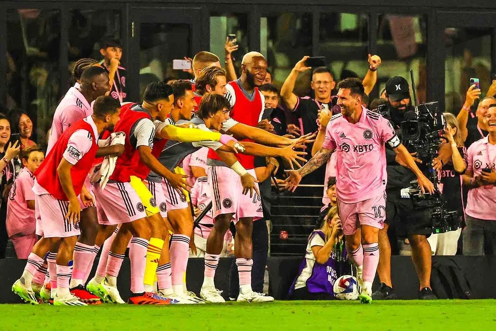 Messi nhận lương cao hơn một nửa so với tổng mức lương của các đồng đội ở Miami. Ảnh: GETTY. messi-miami-1.jpg