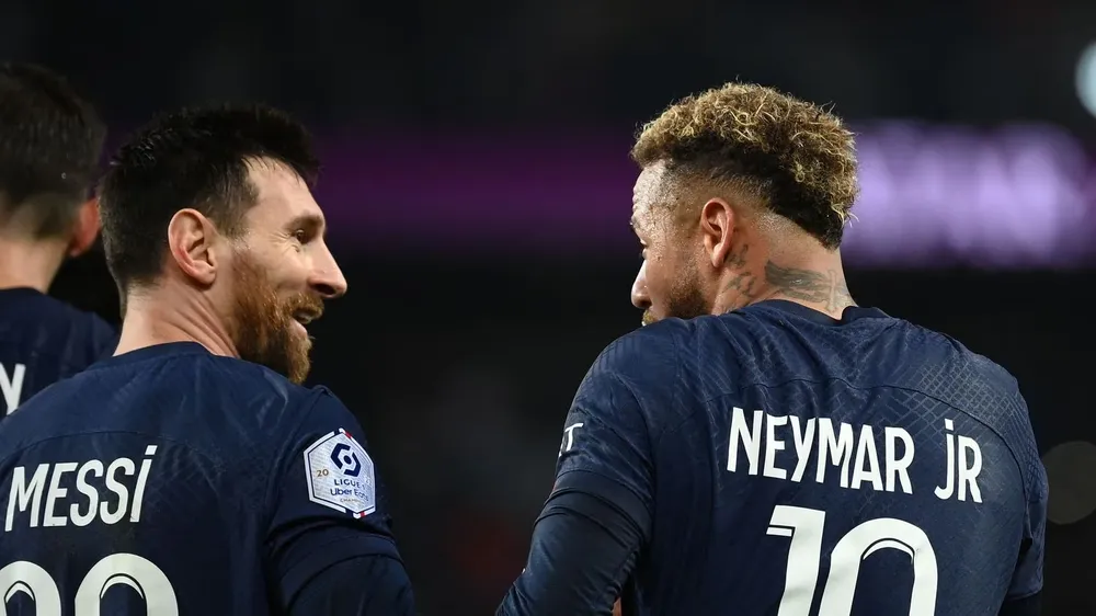 Messi và Neymar từng có hai mùa giải khoác chung màu áo PSG. Ảnh: GETTY. neymar-messi.png