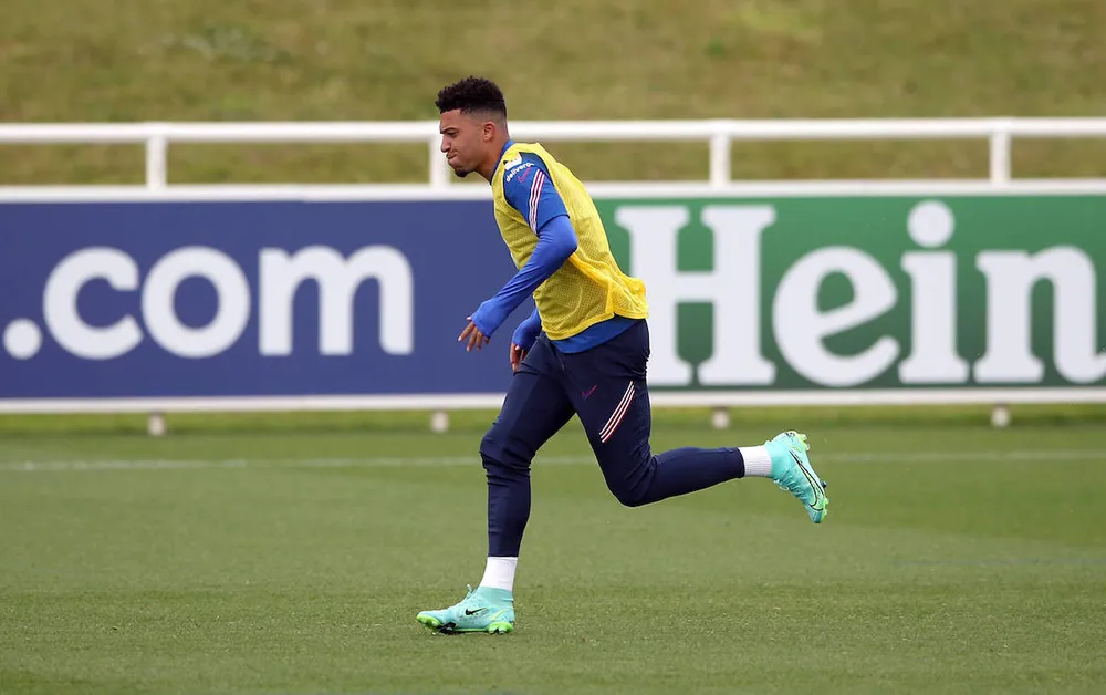 Tiền vệ trẻ Sancho phải tự tập luyện một mình ở Trung tâm huấn luyện Carrington. Ảnh: GETTY. sancho-ten-hag.jpg