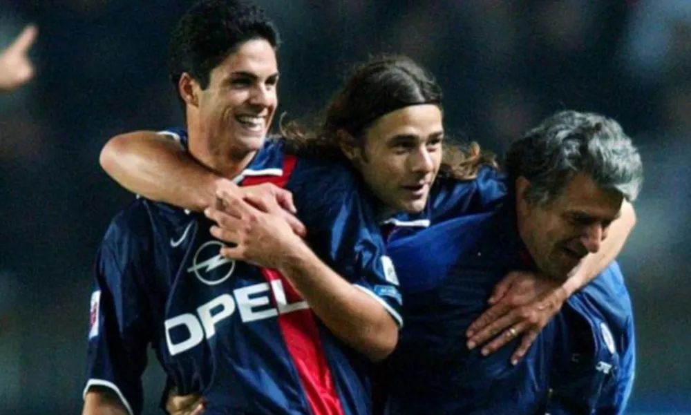 HLV Arteta thần tượng đàn anh Pochettino từ khi cả hai còn khoác áo PSG hơn 20 năm trước. Ảnh: GETTY. arteta-pochettino.jpg