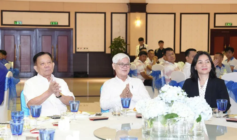 Ông Nguyễn Văn Lợi – Ủy viên trung ương Đảng, Bí Thư tỉnh ủy Tỉnh Bình Dương (giữa) đến dự lễ xuất quân của CLB Becamex Bình Dương. Ảnh: AN. loi-binh-duong.jpg