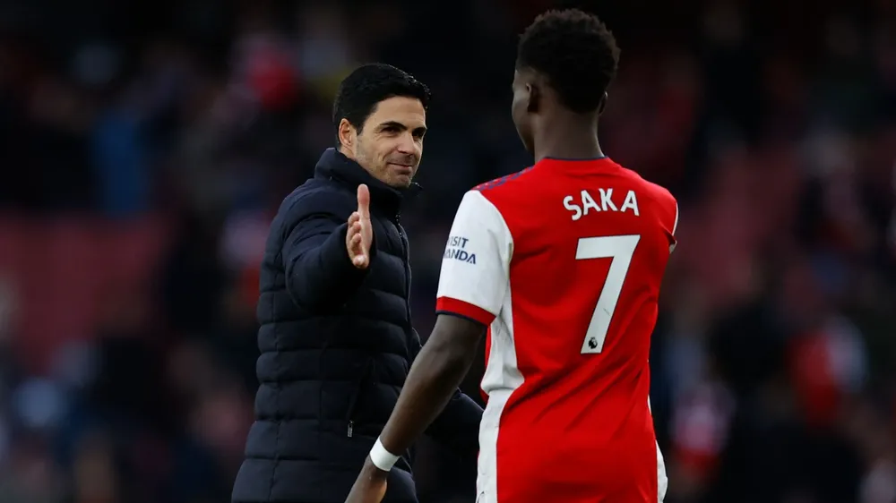 Saka có trở lại phong độ cao nhất cho chuyến làm khách Chelsea hay không là điều quan tâm lớn của HLV người Tây Ban Nha. Ảnh: GETTY. pochettino-arteta-saka.png