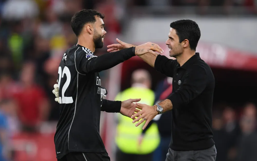 HLV Arteta không cho thấy sự dứt khoát khi chọn lựa người gác đền chính thức cho Arsenal. Ảnh GETTY. arteta-raya.png