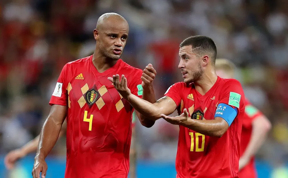 Kompany ca ngợi Hazard trong một số thời điểm có cùng đẳng cấp với hai siêu sao Messi và Ronaldo. Ảnh: GETTY. kompany-hazard.jpg