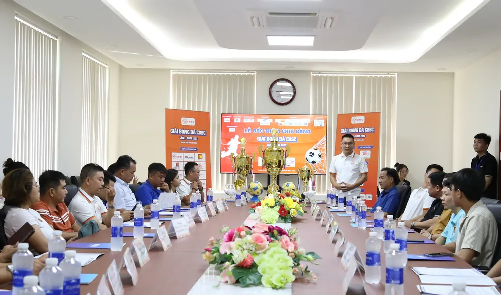 Ông Phạm Huy Cường - Phó chủ tịch Hội CBSC cùng các nhà tổ chức tạo ra một sân chơi ý nghĩa cho doanh nghiệp xây dựng, kết cấu thép và cơ điện. Ảnh: ÁI NHƯ. IMG_2463.JPG