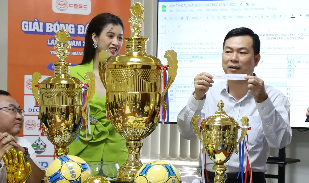 TS Châu Văn Bảo - Phó hiệu trưởng Trường Cao đẳng Lý Tự Trọng bốc thăm chia bảng cho giải đấu CBSC. Ảnh: ÁI NHƯ. IMG_2549.JPG